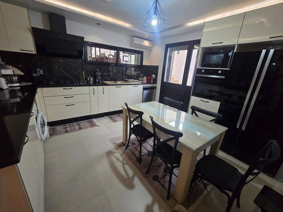 A vendre un duplex S+3 avec piscine à Menzah 9C