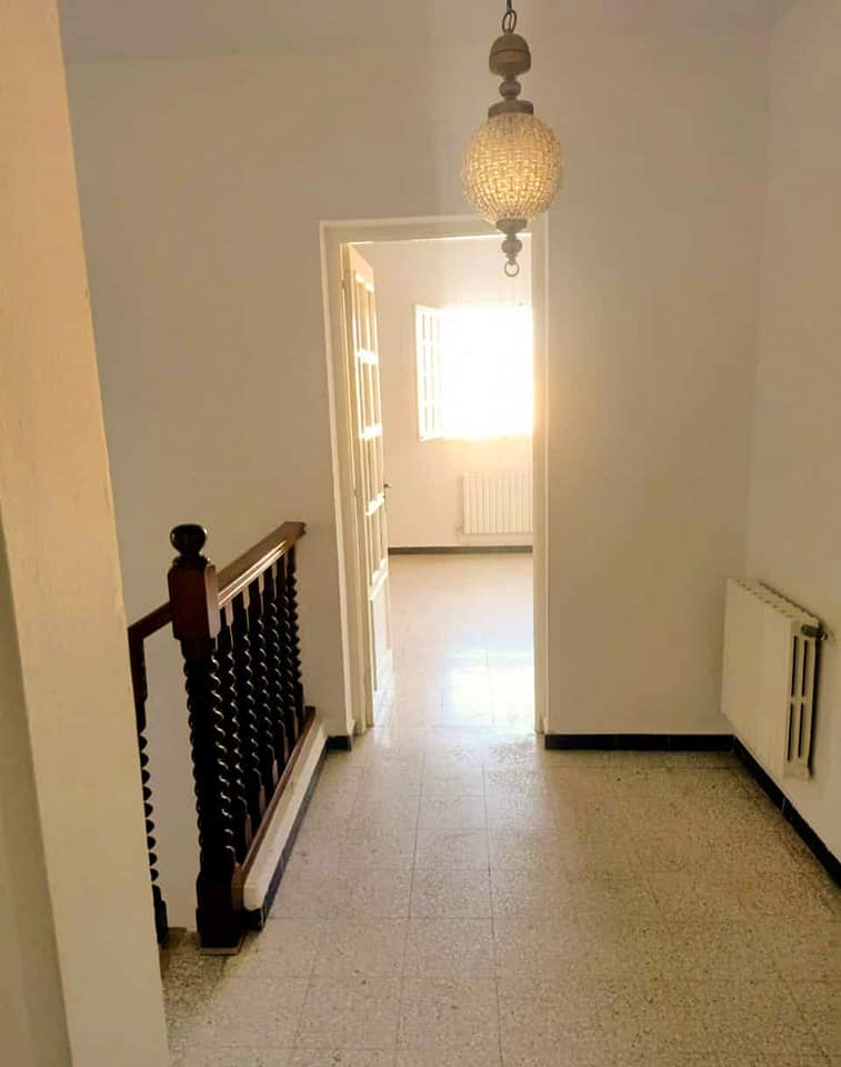 🏡 À VENDRE – Villa à Menzeh 9B 📐 Terrain : 482 m² | 🧱 Bâti : 600 m² 📄 T.F. 💰 Prix : 1 080 000 D