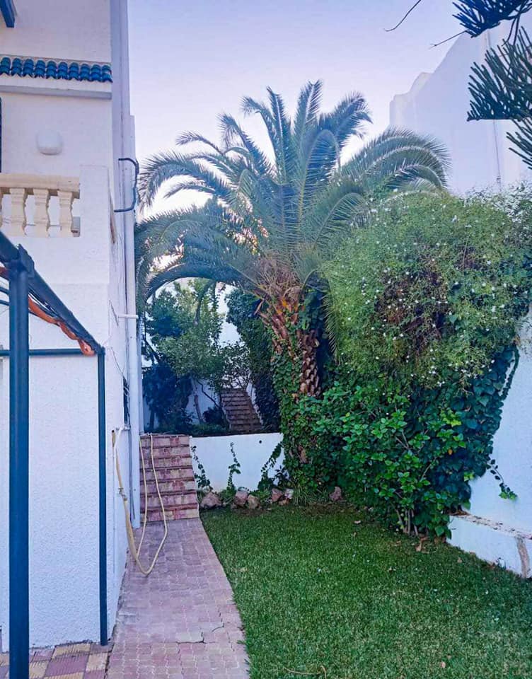 🏡 À VENDRE – Villa à Menzeh 9B 📐 Terrain : 482 m² | 🧱 Bâti : 600 m² 📄 T.F. 💰 Prix : 1 080 000 D