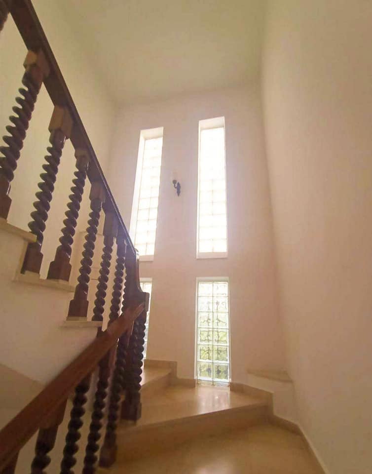 🏡 À VENDRE – Villa à Menzeh 9B 📐 Terrain : 482 m² | 🧱 Bâti : 600 m² 📄 T.F. 💰 Prix : 1 080 000 D