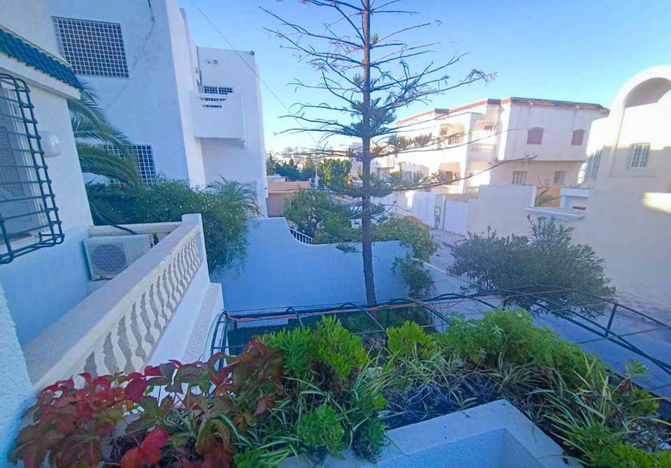 🏡 À VENDRE – Villa à Menzeh 9B 📐 Terrain : 482 m² | 🧱 Bâti : 600 m² 📄 T.F. 💰 Prix : 1 080 000 D