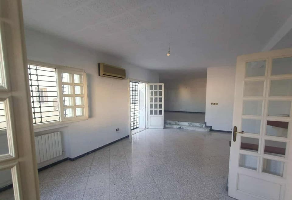 🏡 À VENDRE – Villa à Menzeh 9B 📐 Terrain : 482 m² | 🧱 Bâti : 600 m² 📄 T.F. 💰 Prix : 1 080 000 D