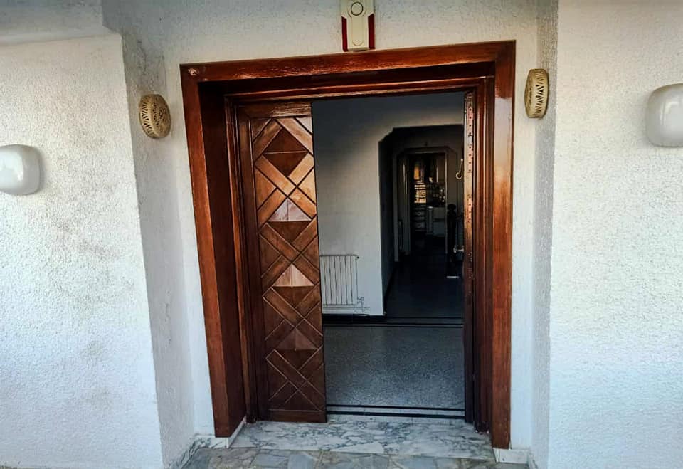 🏡 À VENDRE – Villa à Menzeh 9B 📐 Terrain : 482 m² | 🧱 Bâti : 600 m² 📄 T.F. 💰 Prix : 1 080 000 D