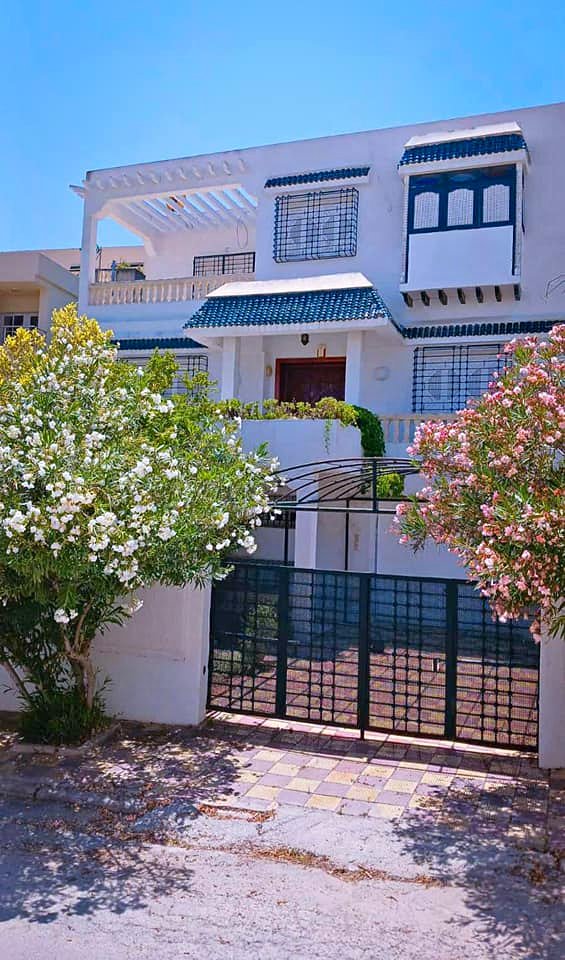 🏡 À VENDRE – Villa à Menzeh 9B 📐 Terrain : 482 m² | 🧱 Bâti : 600 m² 📄 T.F. 💰 Prix : 1 080 000 D