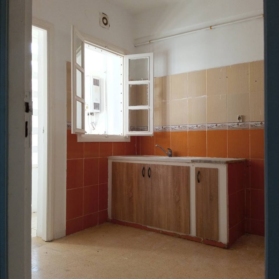 A vendre appartement S +2 Nour jaafar Ariana 3 éme étage 92772635