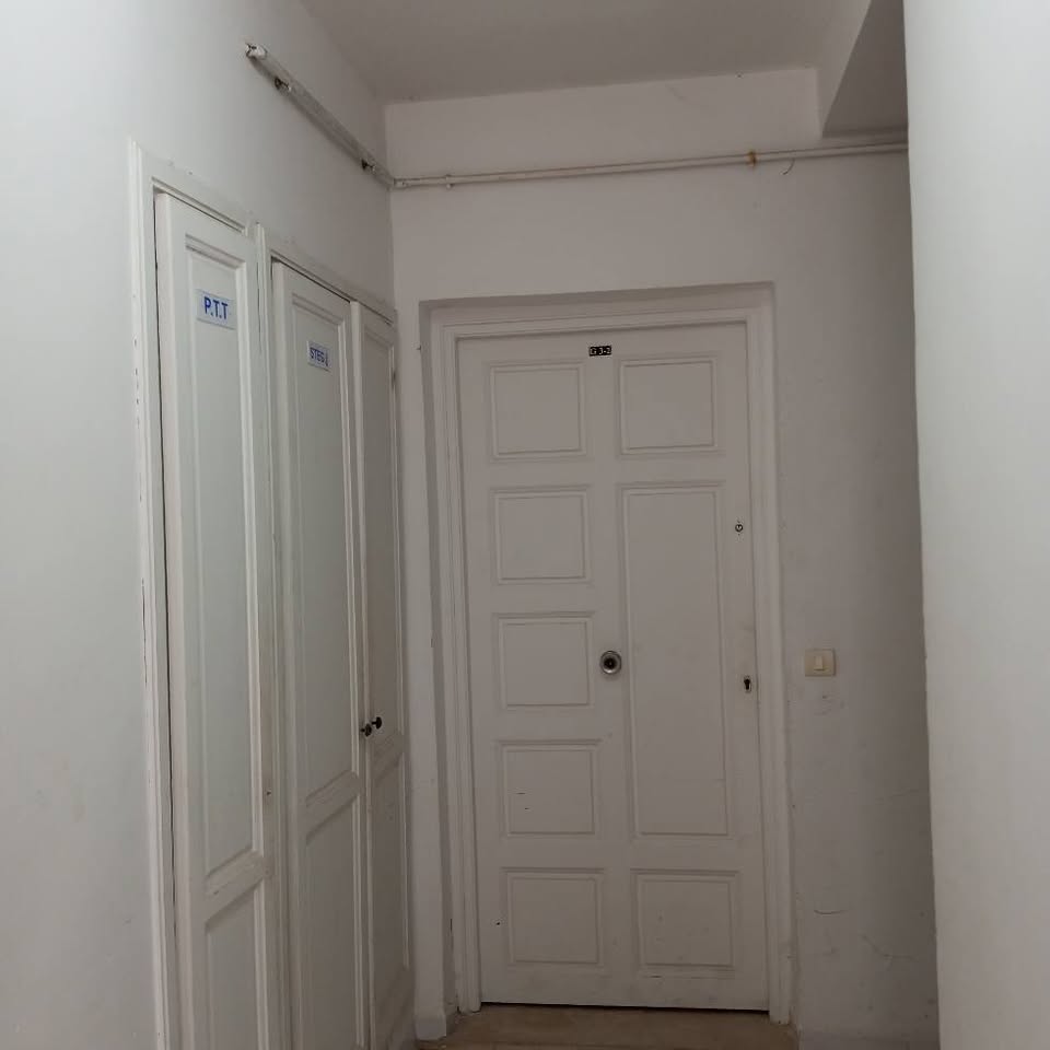 A vendre appartement S +2 Nour jaafar Ariana 3 éme étage 92772635