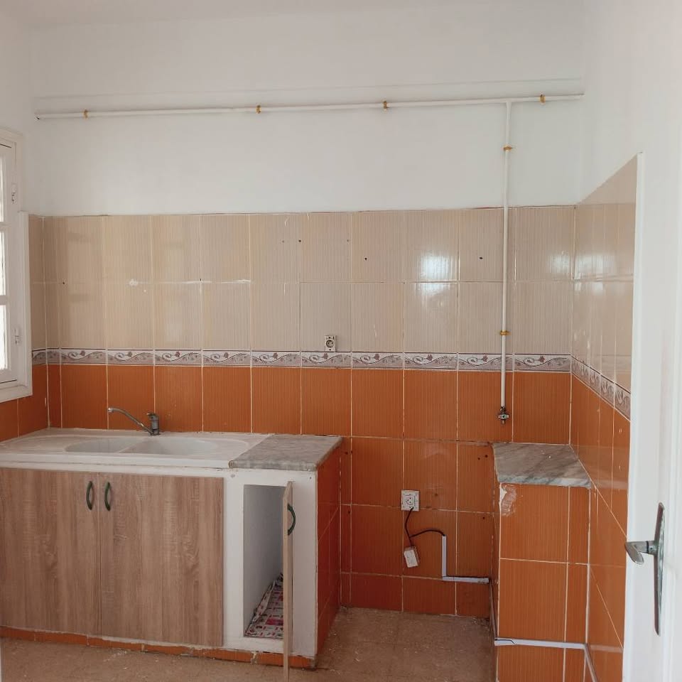 A vendre appartement S +2 Nour jaafar Ariana 3 éme étage 92772635