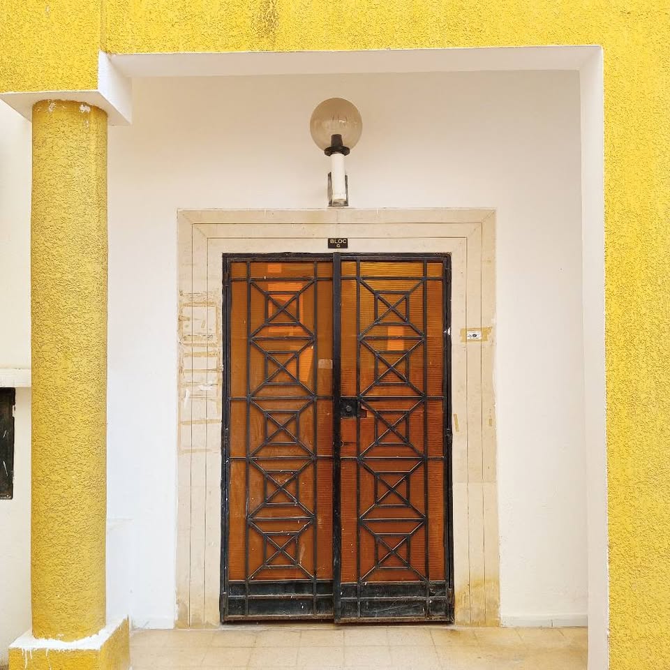 A vendre appartement S +2 Nour jaafar Ariana 3 éme étage 92772635