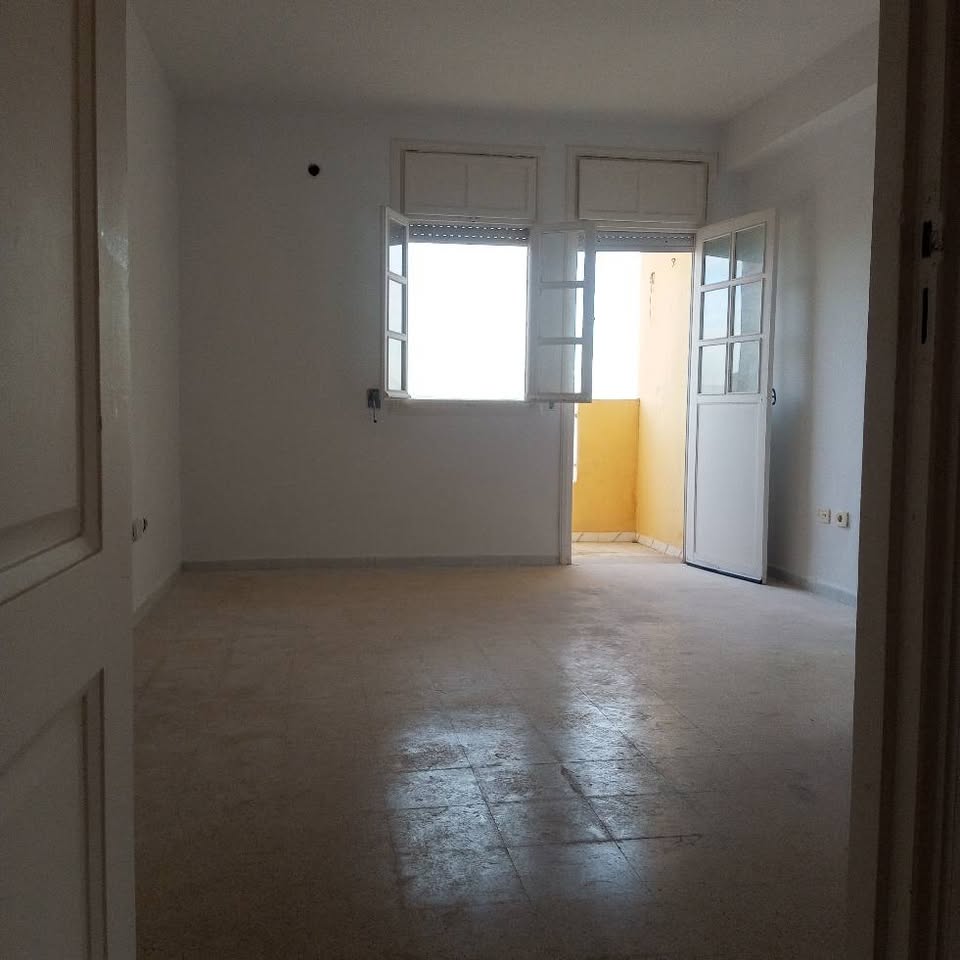 A vendre appartement S +2 Nour jaafar Ariana 3 éme étage 92772635