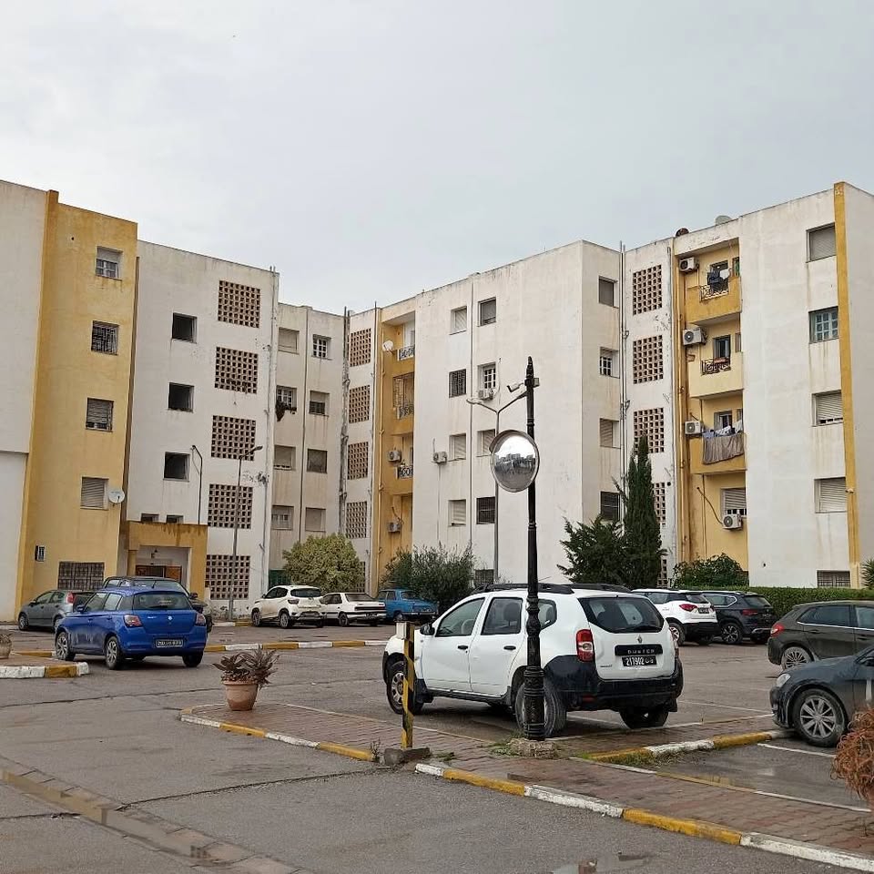 A vendre appartement S +2 Nour jaafar Ariana 3 éme étage 92772635
